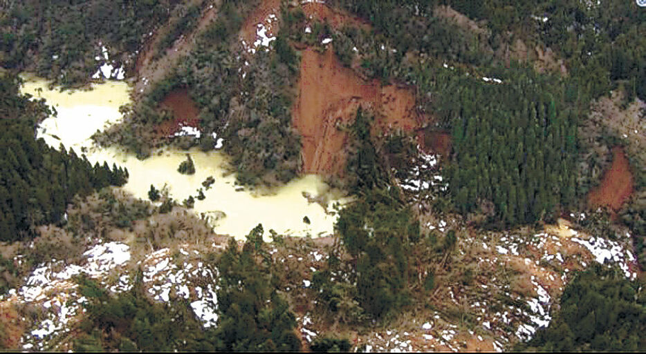 １月１９日時点の鈴屋川流域。土砂が川の水をせき止めている（北陸地方整備局提供）　