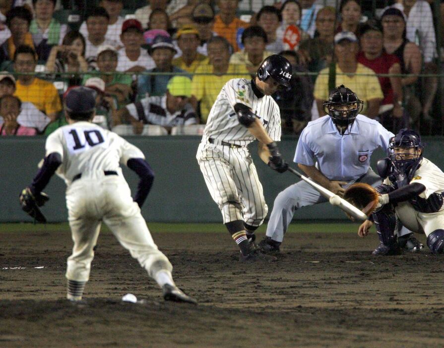 八重山商工時代に夏の甲子園で本塁打を放つ金城長靖＝2006年08月