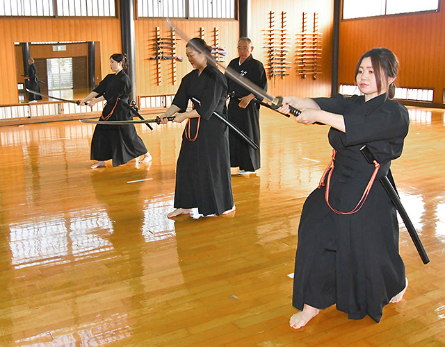 居合道を体験する旅行会社の担当者＝村山市・熊野居合両神社