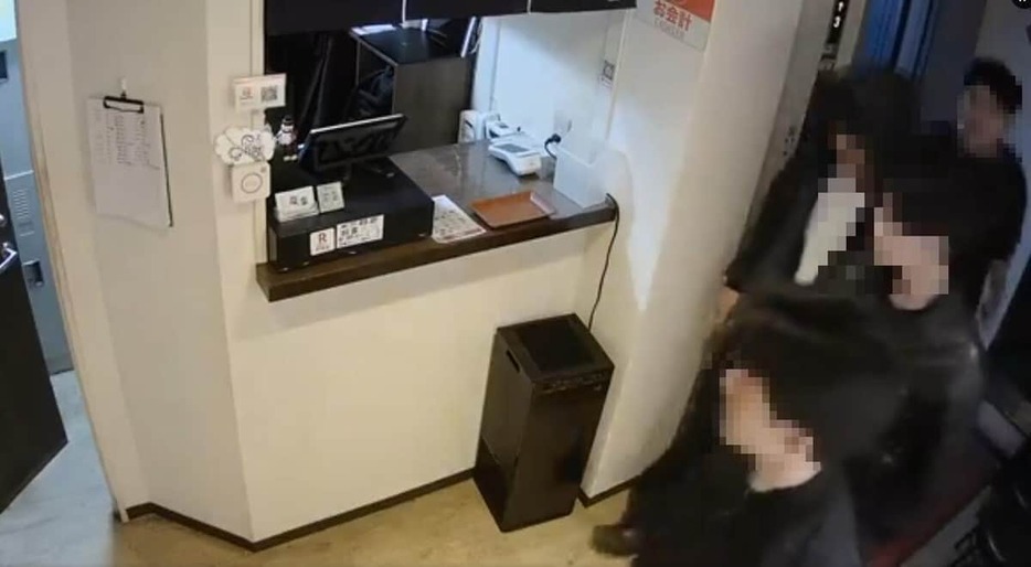 エレベーターから店に入る4人組（X投稿の動画から）