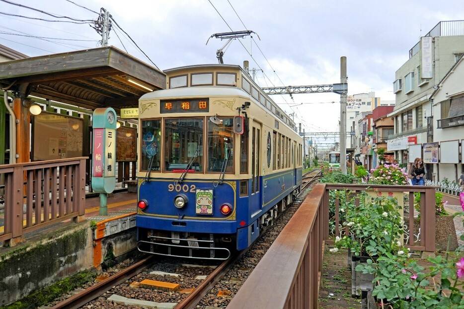 三ノ輪橋から旅をスタート。2007年に昭和の雰囲気タップリにリニューアル。一時撤去されていた昭和の電停のシンボル・時計塔も復活した（写真：若杉優貴）