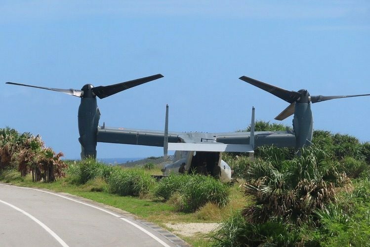 離陸できずに与那国駐屯地グラウンド付近にとどまっている陸自のオスプレイ＝27日午後0時15分ごろ、与那国町（基地いらないチーム石垣提供）