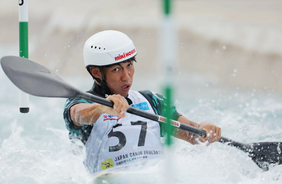 男子カヤックシングルで優勝した田中雄己＝１９日、東京都江戸川区のカヌー・スラロームセンター