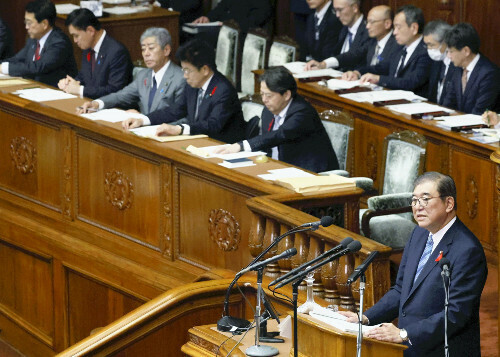 衆院本会議で就任後初の所信表明演説を行う石破首相（右）（４日午後、国会で）＝川口正峰撮影