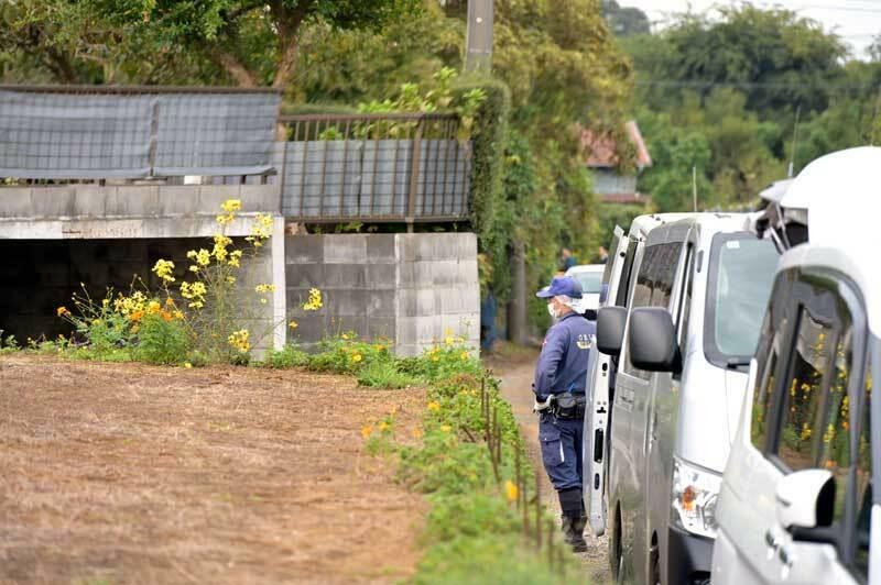 強盗事件があった住宅の前に並ぶ捜査車両＝16日午後0時45分ごろ、白井市中