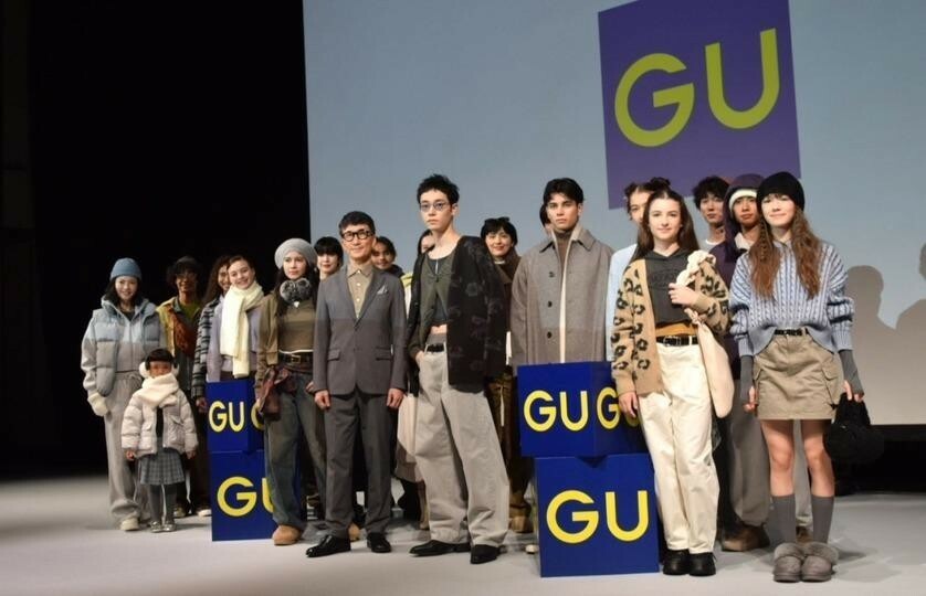 GUの秋冬アイテムをまとったモデルと柚木治社長。様々なモデルがまとうことで、あらゆる人が楽しめるファッションを表現した。