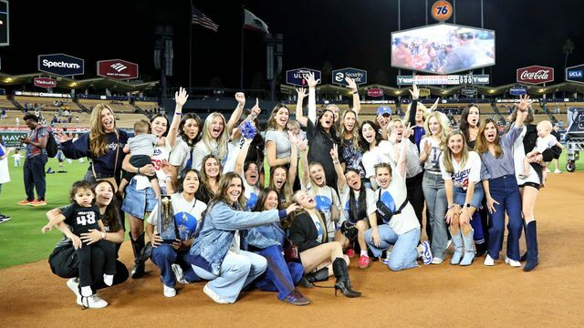 リーグ制覇したドジャースの応援に駆け付けた選手らの妻たち(写真：USA TODAY Sports/ロイター/アフロ)