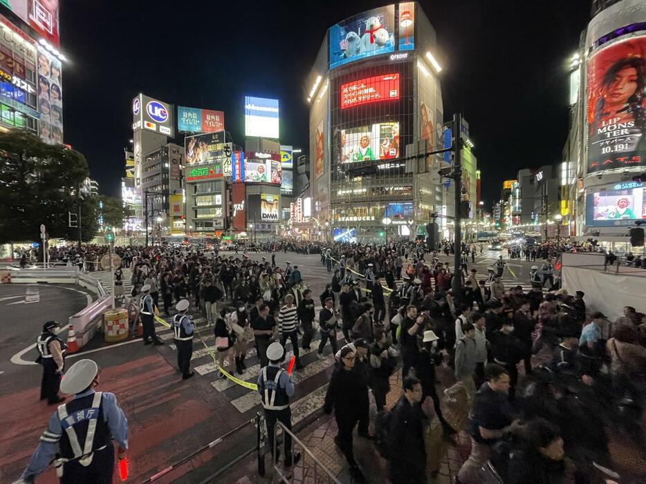 渋谷駅前スクランブル交差点の様子（2024年10月31日夜）