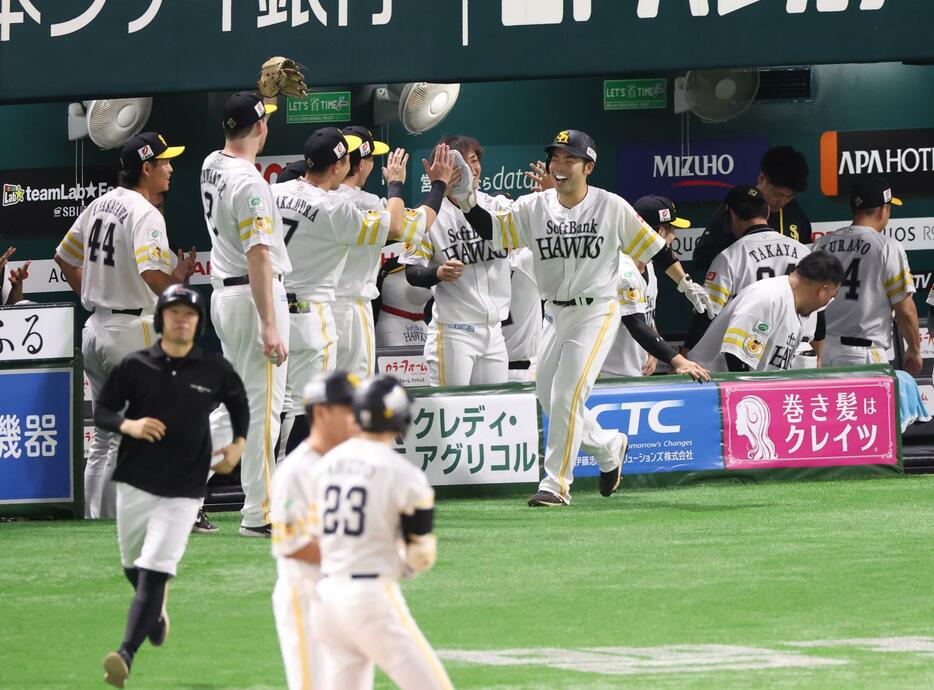 　４回、周東の勝ち越し適時打で生還し迎えられる近藤（撮影・金田祐二）