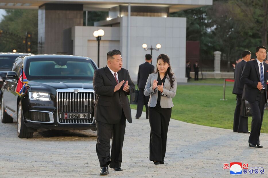 金正恩氏とキムジュエ氏　©AFP PHOTO/KCNA VIA KNS