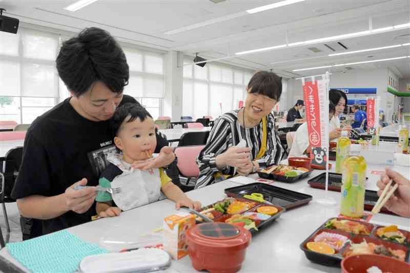 ヤマハ熊本プロダクツの食堂で地産地消のメニューを味わう社員と家族＝14日、八代市