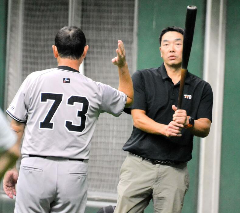 　桑田２軍監督（７３）と話し込む阿部監督