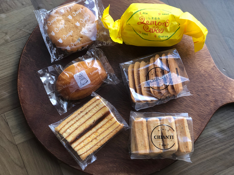 左上から時計まわりに、近江屋洋菓子店 マドレーヌ￥206、パティスリー1904 ディズヌフソンキャトル しまなみレモンケーキ￥251、キャンティ チョコヘーゼルクッキー￥540、キャンティ パルミジャーノ￥702、アンヴデット リーヴルクーヘンプティ プレーン￥346、西洋菓子 しろたえ マドレーヌ￥180