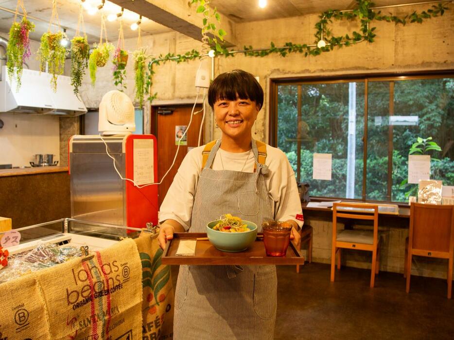 店主のウッドワード千津子さん