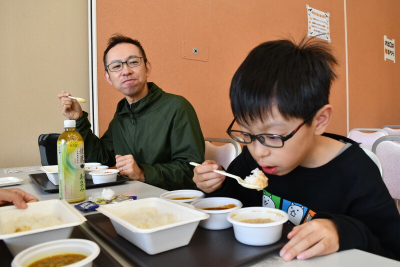 新米をカレーで楽しむ家族連れ＝山形県三川町で2024年10月27日午前10時12分、長南里香撮影