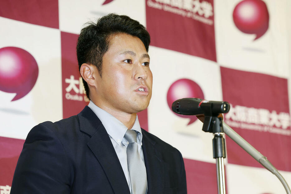 西武から2位指名を受け、会見で質問に答える大商大・渡部（撮影・前田充）