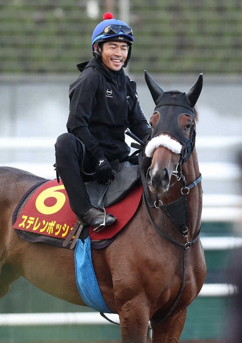 ＜秋華賞・追い切り＞ステレンボッシュの鞍上で笑顔を見せる戸崎騎手（撮影・亀井　直樹）　