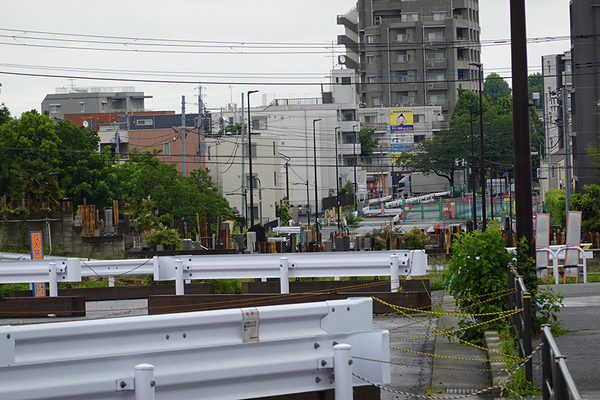 懸案となっている墓地。この前後は開通しない（乗りものニュース編集部撮影）。