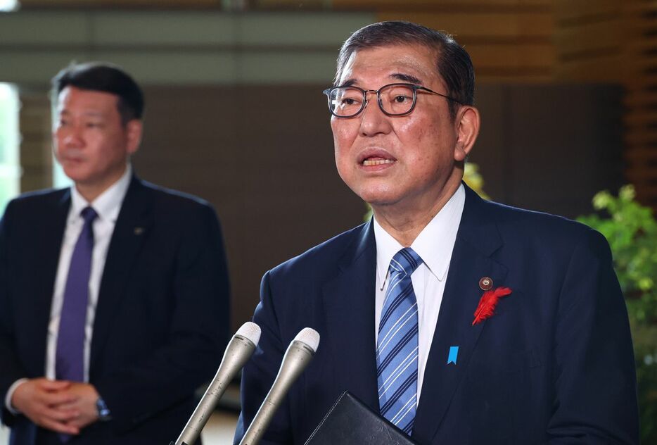 記者団の質問に答える石破茂首相＝2024年10月7日午前、首相官邸 - 写真＝時事通信フォト