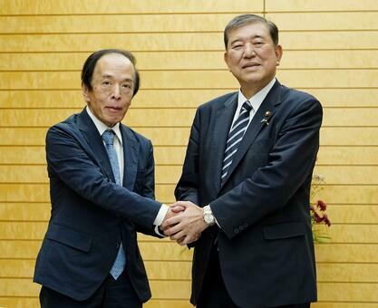 10月2日、首相官邸で面会した石破茂首相と日銀の植田和男総裁（写真：共同通信社）