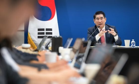 韓国の金龍顯（キム・ヨンヒョン）国防部長官３０日（現地時間）、米国ワシントンＤＣの大韓民国大使館で開かれた記者懇談会で発言している。［写真　韓国国防部］