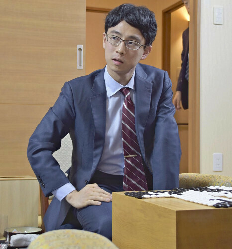 名人を奪取した一力遼棋聖（３１日、千葉県木更津市で）＝江口武志撮影