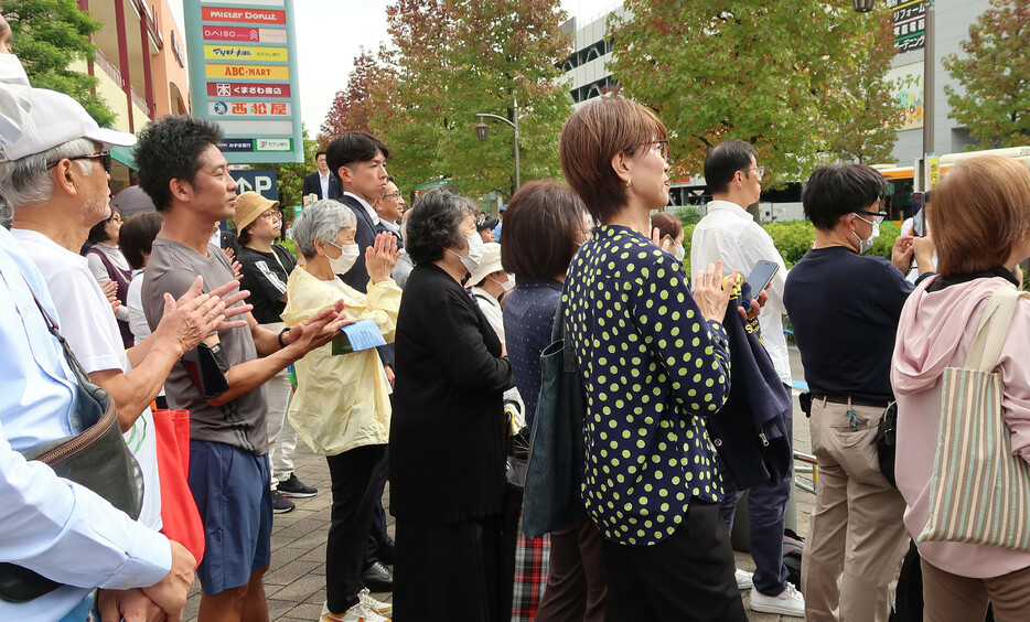 衆院選公示から一夜明けた１６日、与野党幹部は各地で支持を呼び掛けた。写真は候補者の訴えを聞く有権者＝同日午前、東京都荒川区