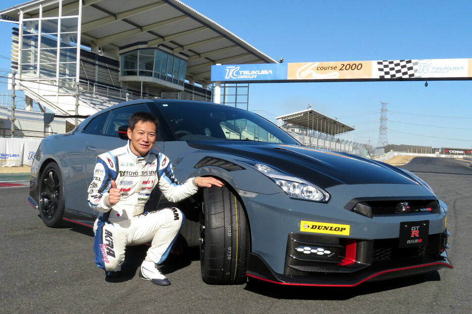 筑波サーキットでタイムアタックをしたドライバーの飯田章と『SPORT MAXX R58』を装着したニッサンGT-R NISMO（2024年モデル）