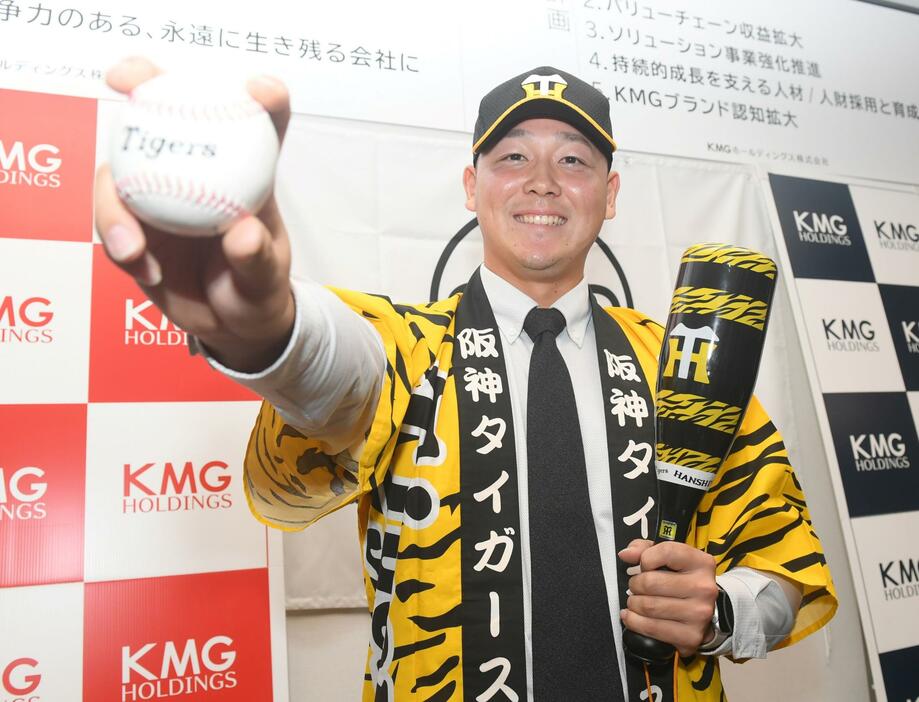 　ポーズを決めるＫＭＧホールディングス・木下里都