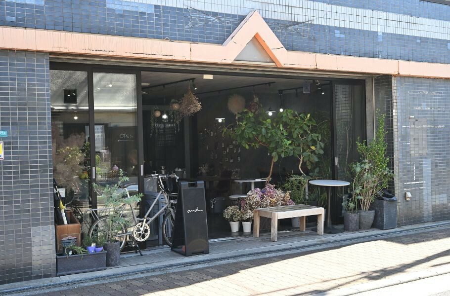 飲食未経験からのカフェ開業。地元に根付いて子育てと両立。