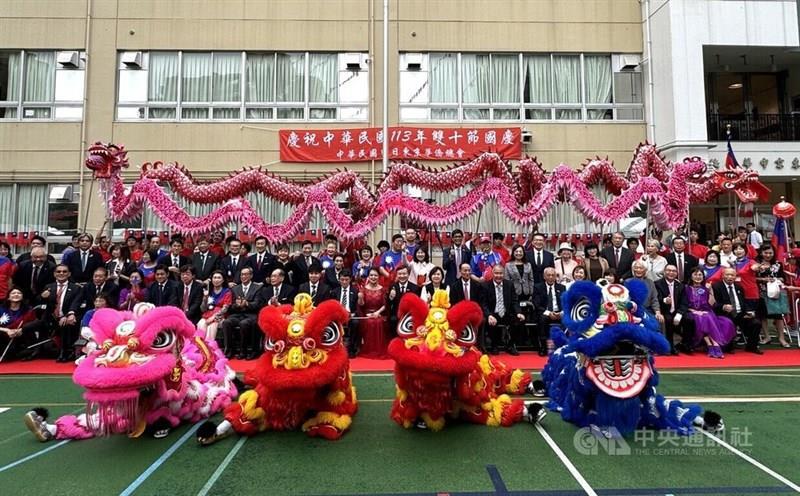 10月10日の中華民国国慶日を祝って東京中華学校では6日、祝賀イベントが開かれた。竜舞や獅子舞などのパフォーマンスが披露されたのち、記念撮影を行う来場者たち＝楊明珠撮影