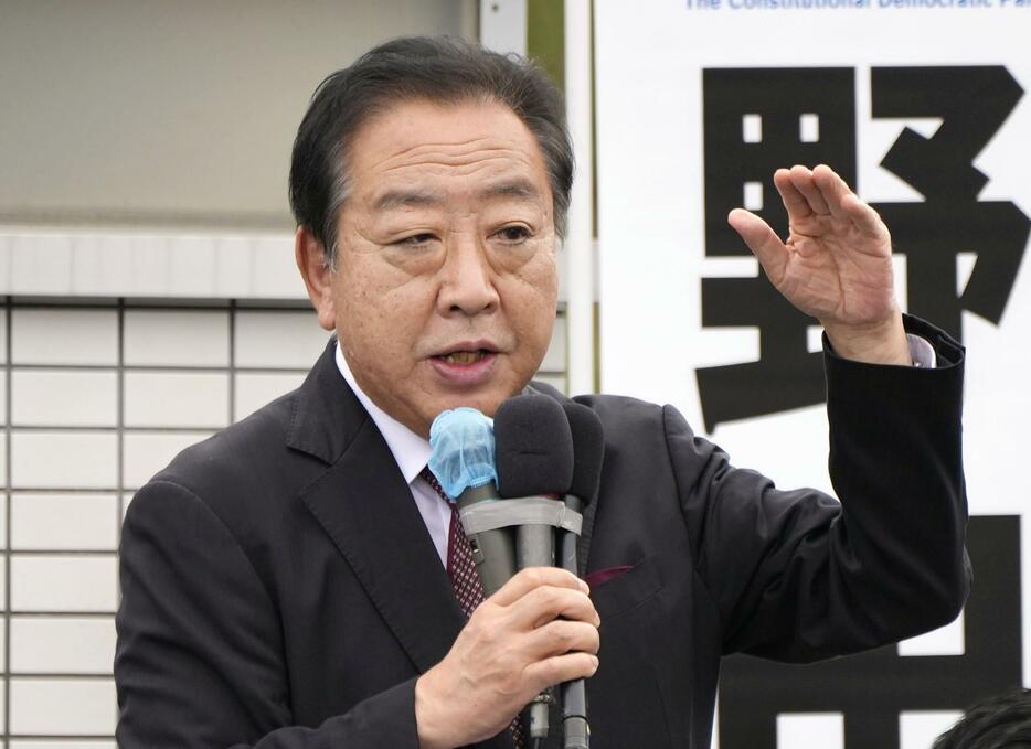 街頭演説する立憲民主党の野田代表＝22日午前、埼玉県入間市