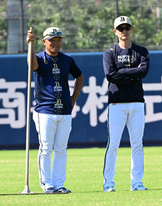 波留コーチ（左）と話す岸田監督（撮影・前岡正明）