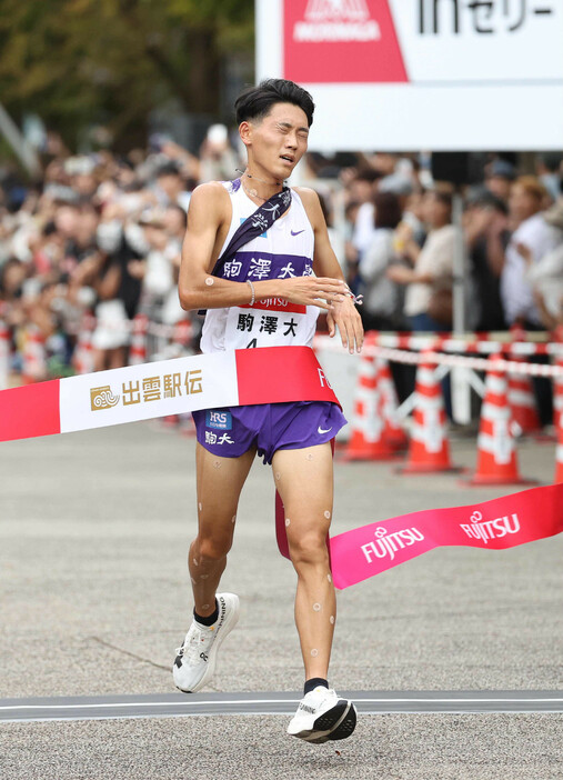 ２位でゴールする駒大の篠原倖太朗＝１４日、島根県出雲市