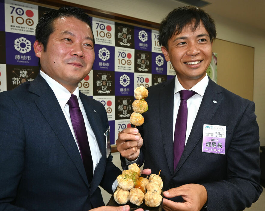 新グルメ「藤枝かちつくね」の開発を報告した高井理事長（右）と村松委員長＝藤枝市役所