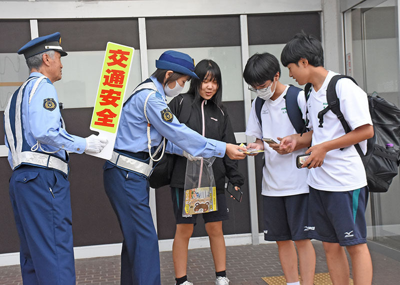 駅利用者に反射材などを手渡し交通安全を呼び掛ける参加者