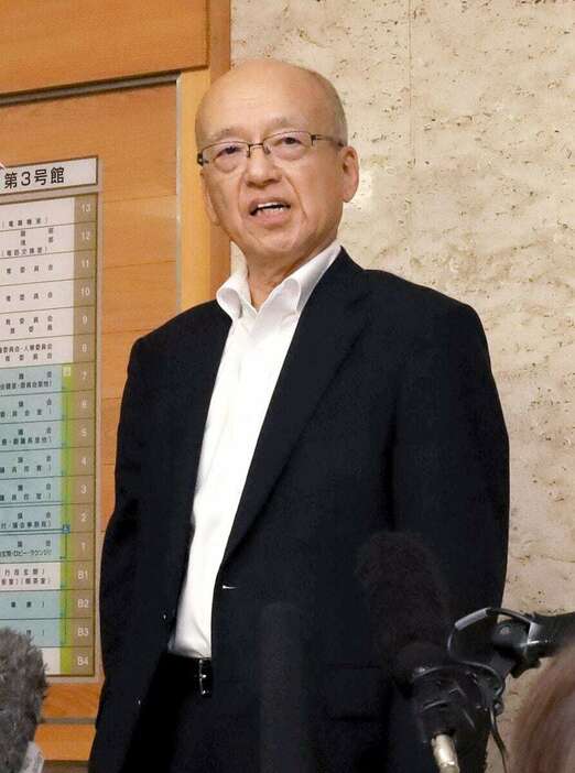 百条委の出頭後、報道陣の取材に応じる片山安孝氏＝神戸市中央区の兵庫県庁