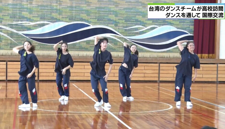 私立華岡芸術学校のダンスチームが演舞を披露＝津西高校（三重テレビ放送）