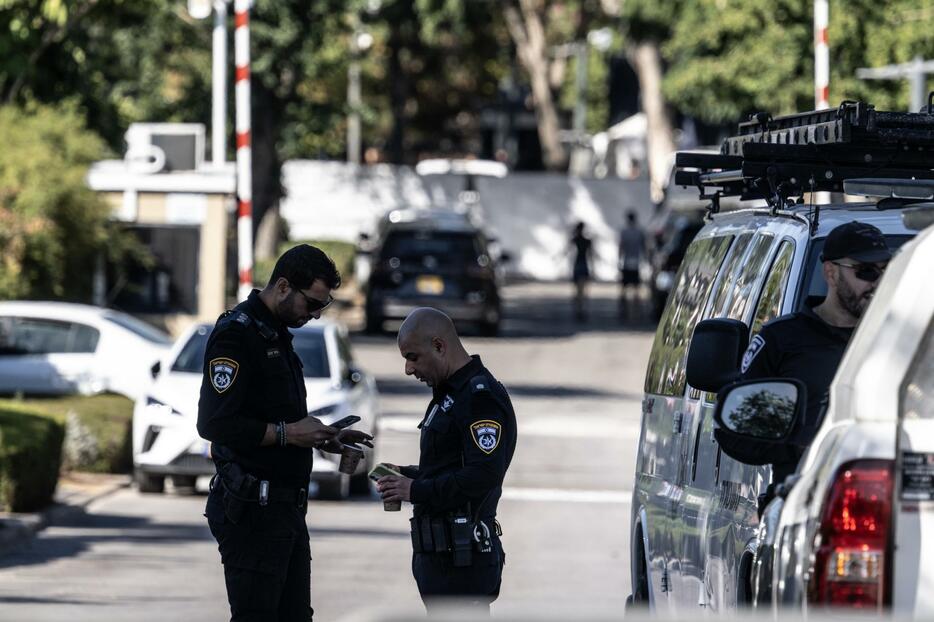 無人機による攻撃後、イスラエルのネタニヤフ首相の私邸周辺を警備する関係者＝19日、カイザリア（アナトリア通信提供、ゲッティ＝共同）