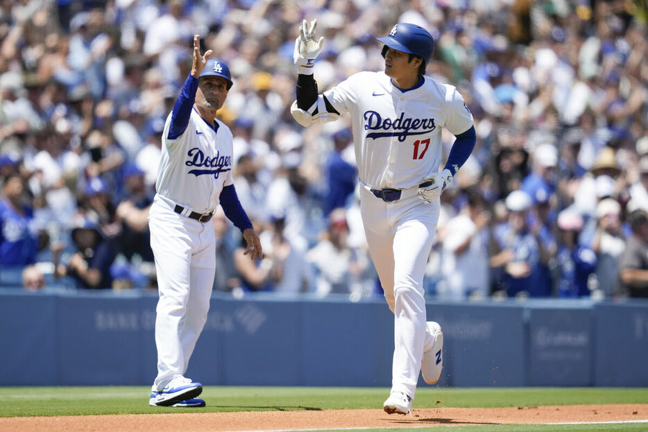 大谷を祝福するドジャースのエベル三塁コーチ（左、ＡＰ）