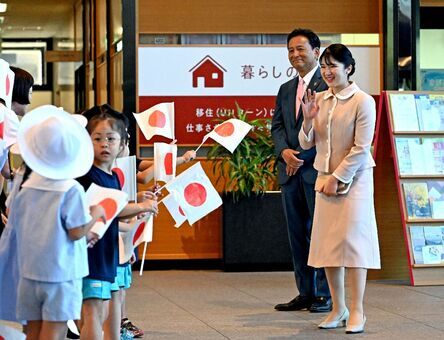 出迎えの園児たちに手を振る天皇、皇后両陛下の長女愛子さま＝佐賀県庁（撮影・川南慎司）