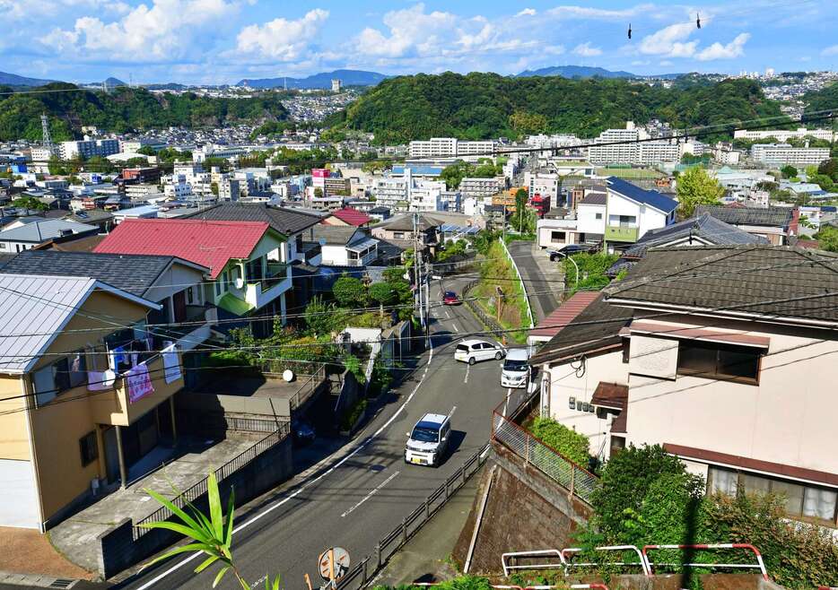 急勾配の坂が国道３号方面とつなぐ永吉団地。道幅は狭い＝鹿児島市明和５丁目