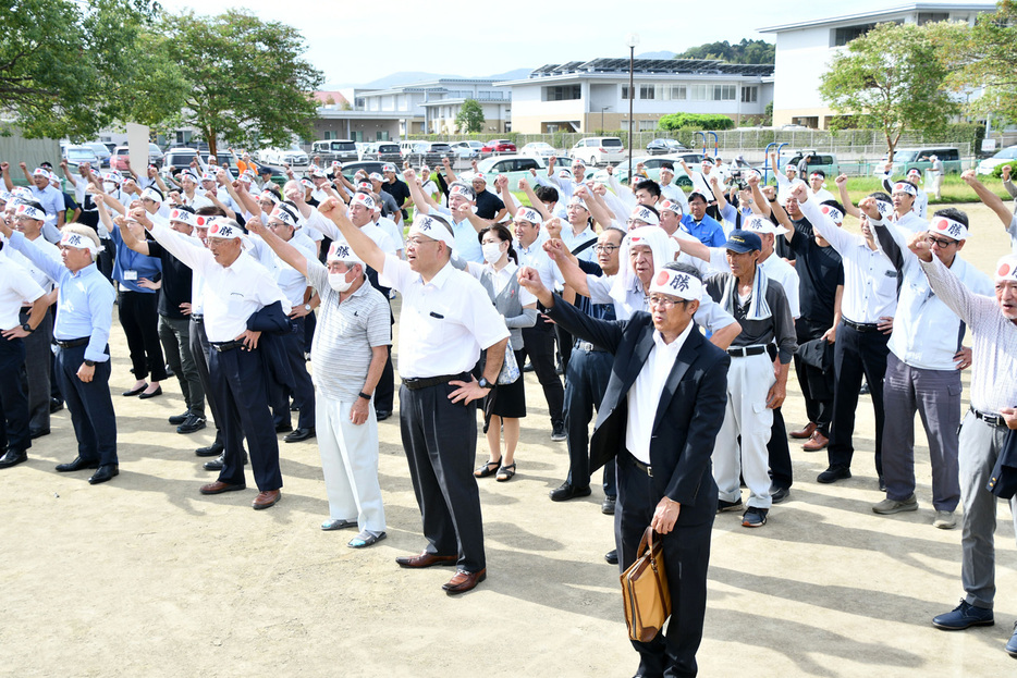 衆院鹿児島2区立候補者の出陣式で「頑張ろう」を三唱する支持者ら＝15日午前、鹿児島市（写真を一部加工しています）