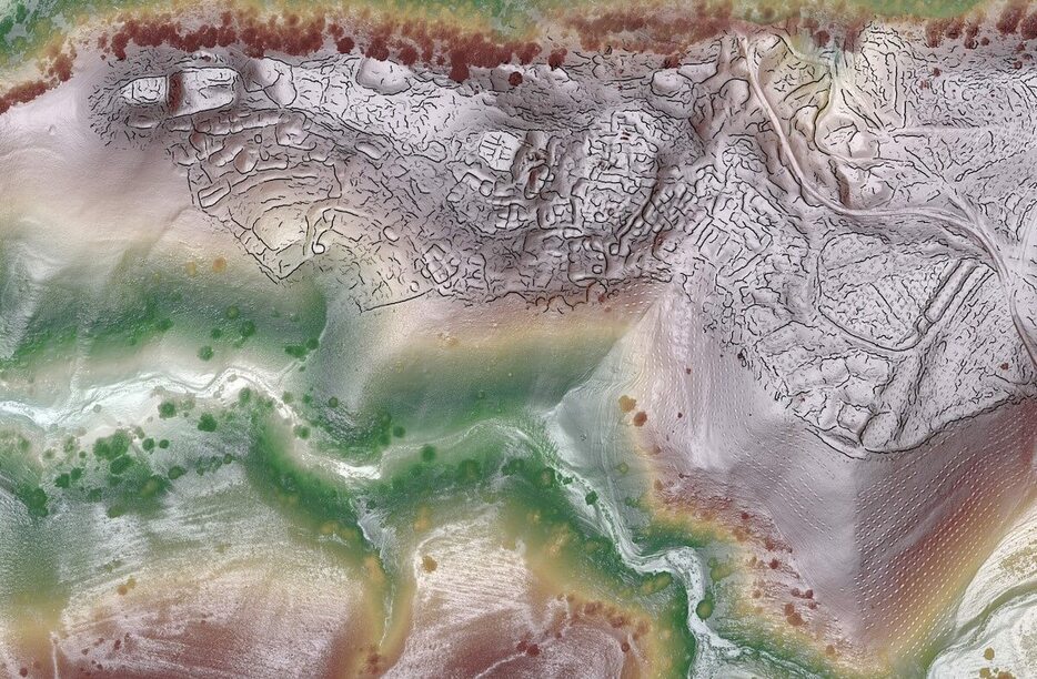 トゥグンブラクは、近年発見されたばかりのシルクロード沿いの中世の山岳都市だ。ドローンを用いたライダー（LiDAR、光による検知と測距）調査により、この都市の城壁や防御壁の存在が明らかになった。（SAlElab, J. Berner）