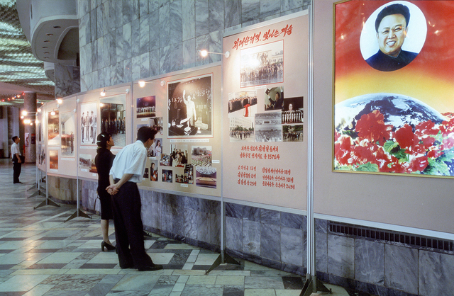 「平壌国際映画祭」のロビーでの展示(2000年9月16日撮影)