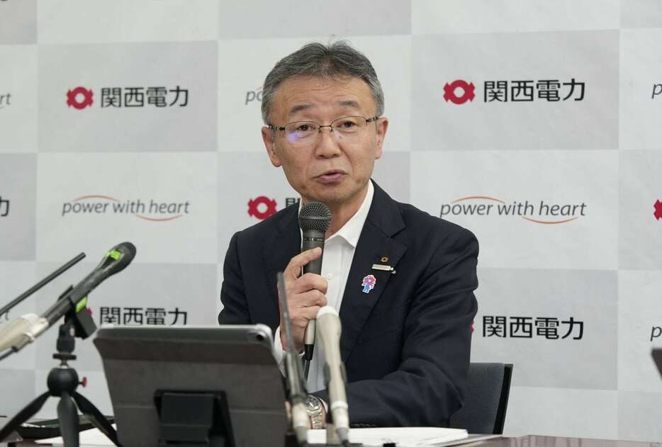 関西電力の中間決算について説明する森望社長＝30日午後、大阪市北区