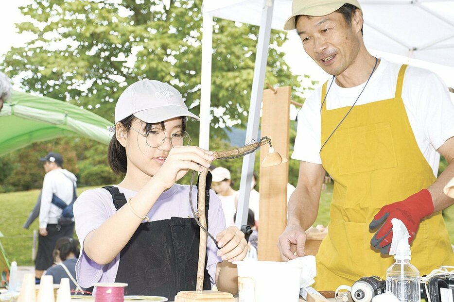 作家の指導でものづくりを楽しむ子供