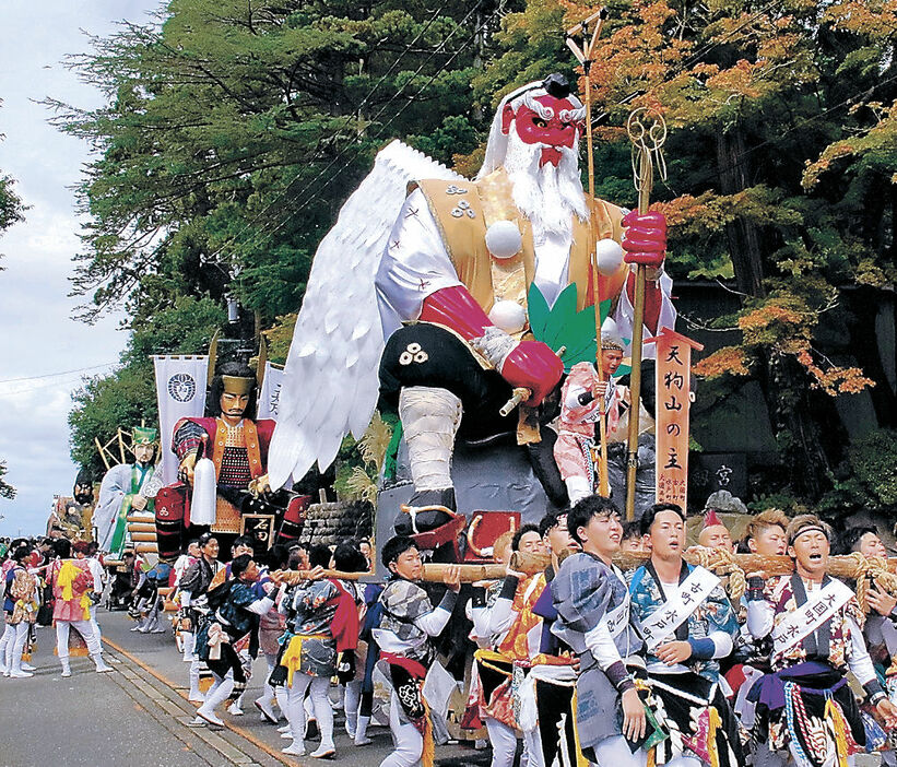 勇壮に練り歩く造り物＝５日午後０時１０分、白山市鶴来日詰町