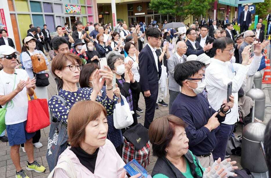 街頭演説を聞く有権者ら＝16日午前、東京都荒川区（鴨川一也撮影）