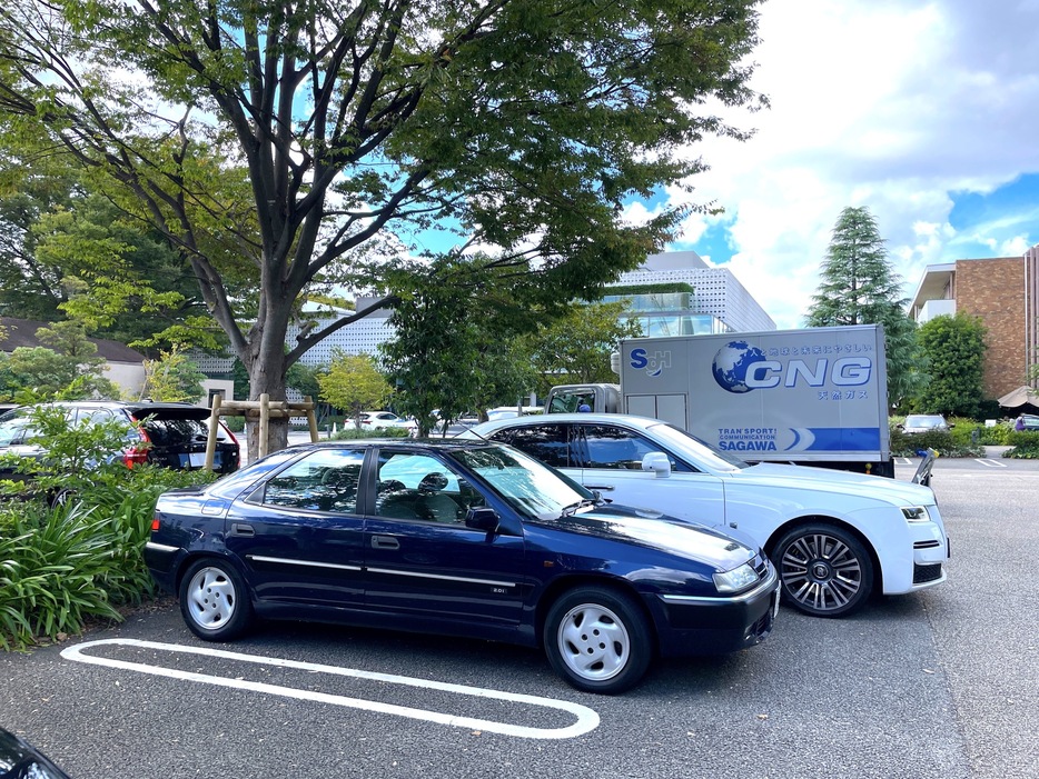 蔦屋書店代官山T-SITEへ買い物に来たところ。入口が狭いが、車止めがないのはうれしい。奥のロールス・ロイスとリア・エンドの位置はほぼ同じです。